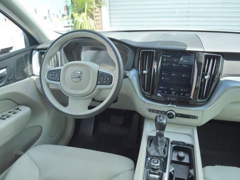 Used 2019 Volvo XC60 T6 Momentum w/ Multimedia Package image 39