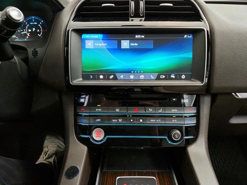 Used 2017 Jaguar F-PACE Prestige image 22