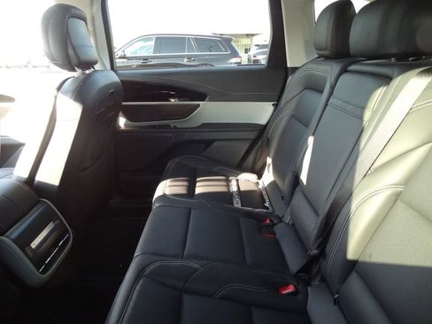 Used 2025 Lincoln Nautilus Premier AWD/4WD image 10