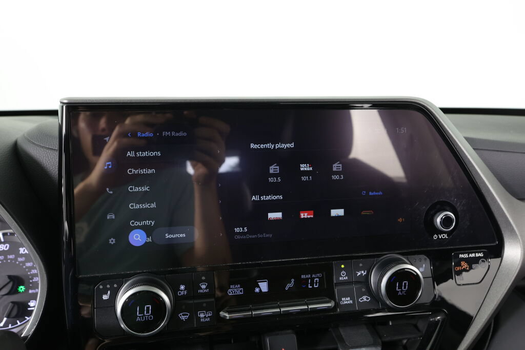 Used 2023 Toyota Highlander XLE AWD/4WD image 36