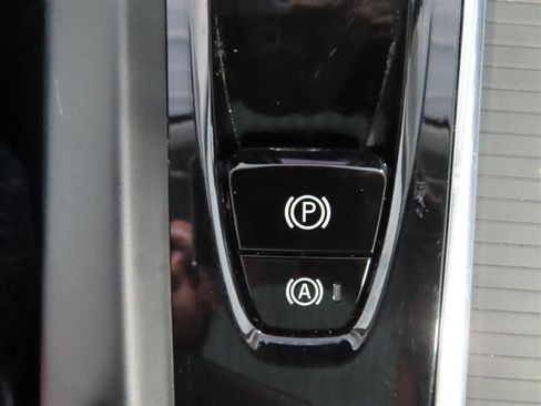 Used 2023 Volvo XC60 B5 Core image 32