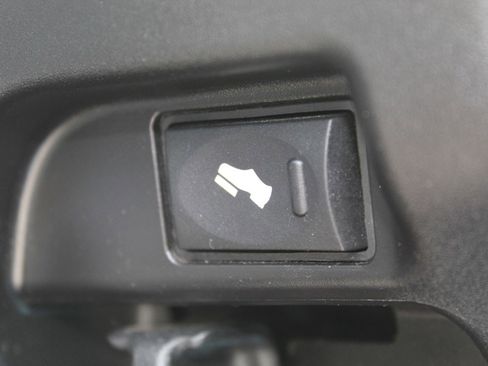 Used 2013 RAM 1500 Sport w/ Remote Start & Security Group image 17