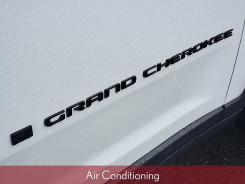 Used 2024 Jeep Grand Cherokee Altitude AWD/4WD image 7