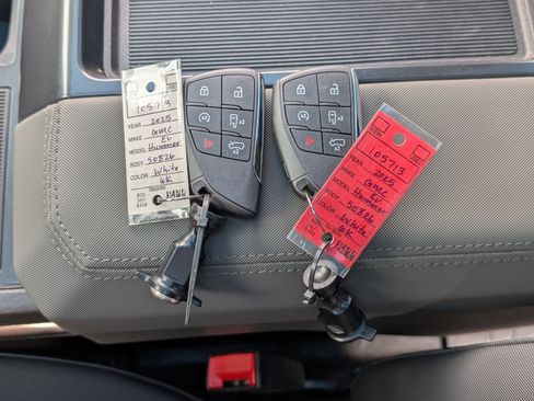 Used 2025 GMC Hummer EV 3X w/ LPO, Sport Package AWD/4WD image 36
