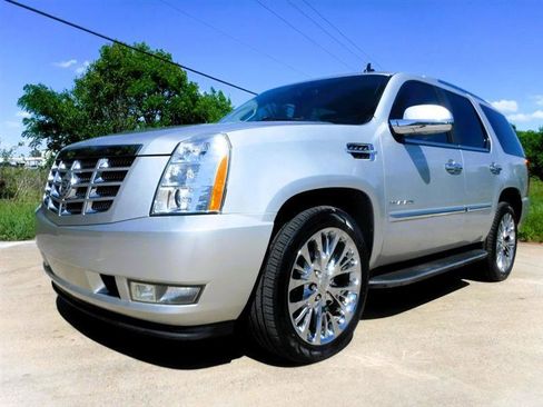 Used 2011 Cadillac Escalade Luxury image 9