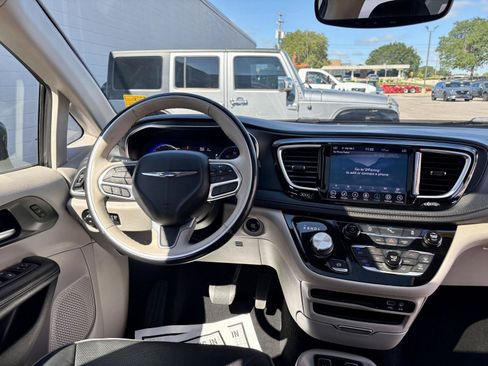 Used 2020 Chrysler Pacifica Limited FWD image 3