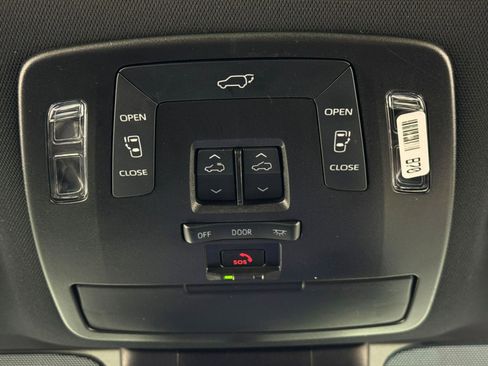 Used 2025 Toyota Sienna XSE w/ XSE Plus Package image 33