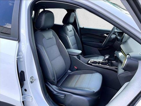 Used 2025 Chevrolet Trax LT FWD image 9