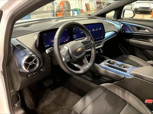 Used 2025 Chevrolet Equinox EV LT w/ Convenience Package image 8