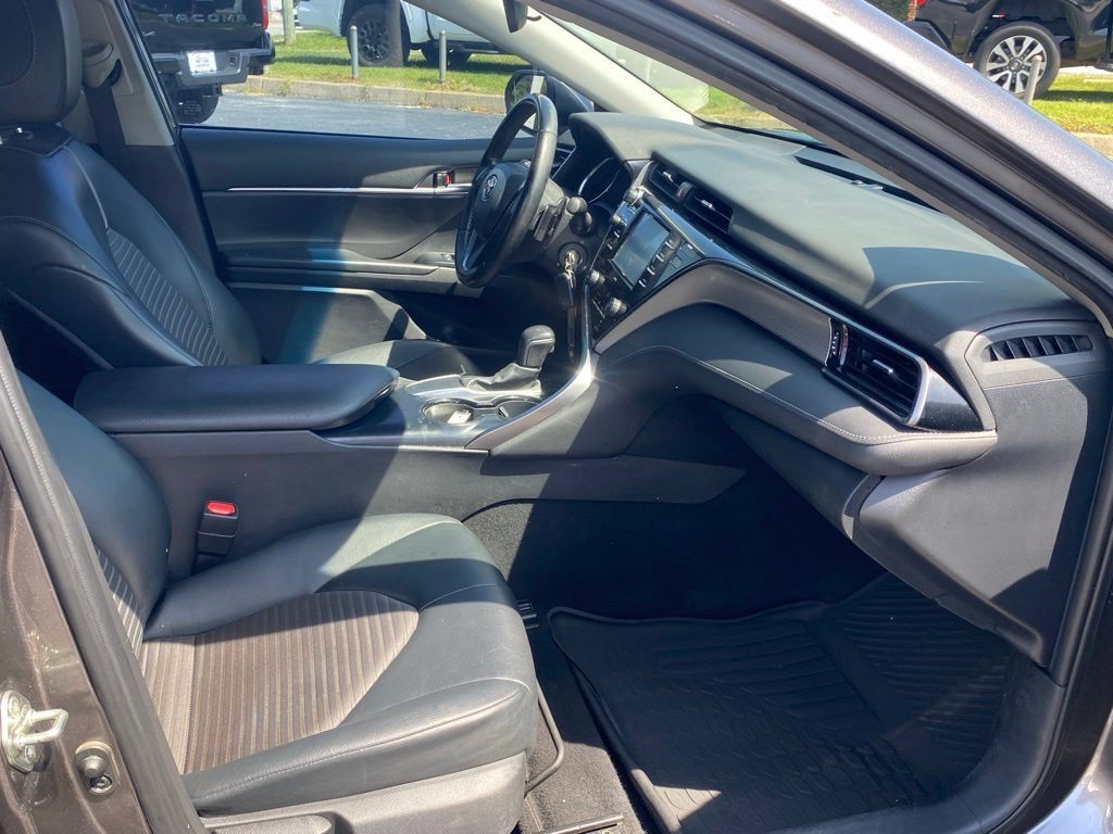 Used 2020 Toyota Camry SE FWD image 15