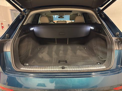 Used 2019 Audi e-tron Prestige w/ Prestige Package image 32