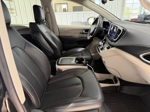 Used 2023 Chrysler Pacifica Touring-L FWD image 36
