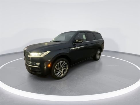 New 2025 Lincoln Navigator Reserve image 4