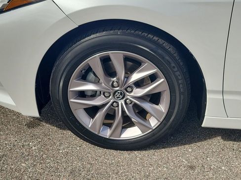 Used 2019 Toyota Avalon XLE w/ Moonroof Package image 11