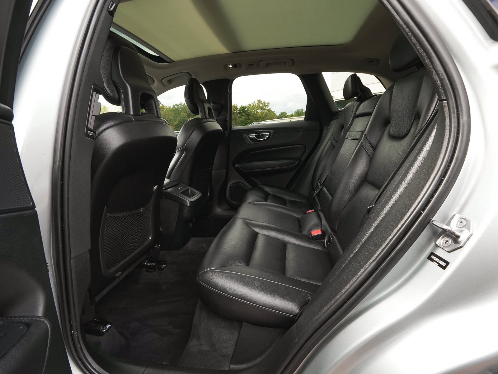 Used 2018 Volvo XC60 T5 Momentum w/ Convenience Package AWD/4WD image 32