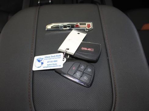 Used 2025 GMC Sierra 2500 AT4 image 31