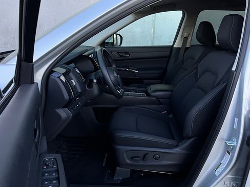 Used 2025 Nissan Pathfinder SV image 10