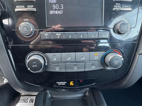 Used 2017 Nissan Rogue S image 19