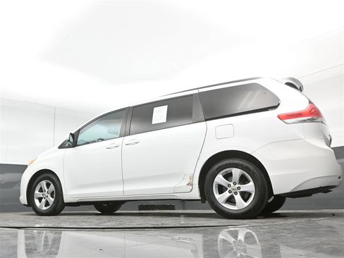 Used 2012 Toyota Sienna LE image 37