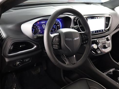 Used 2025 Chrysler Pacifica Limited FWD image 17