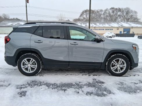 Used 2024 GMC Terrain SLE w/ Driver Convenience Package image 6