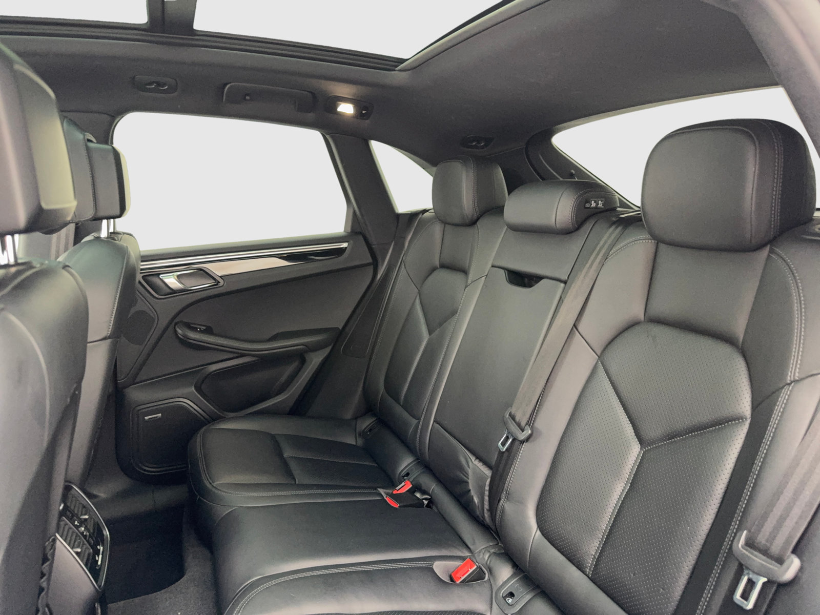 Used 2018 Porsche Macan Sport Edition AWD/4WD image 36