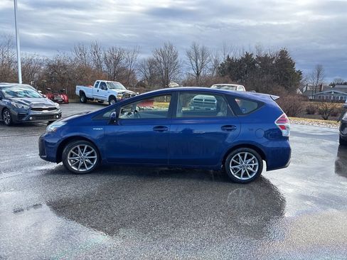 Used 2017 Toyota Prius V Five image 5