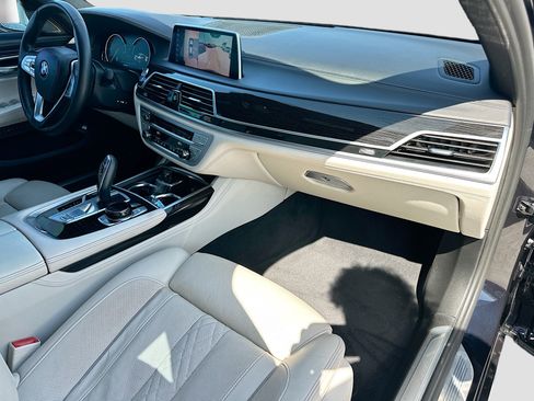 Used 2019 BMW 740i w/ Executive Package RWD image 31
