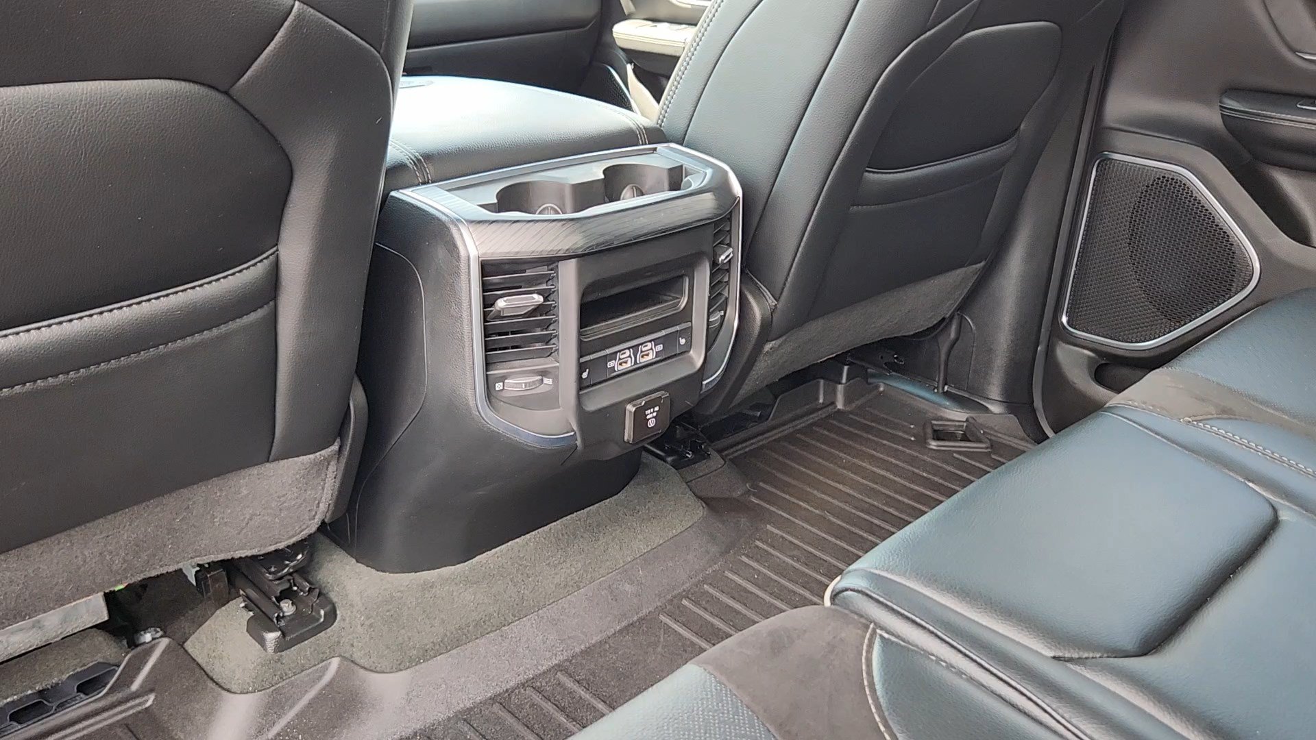 Used 2024 RAM 1500 Laramie AWD/4WD image 18