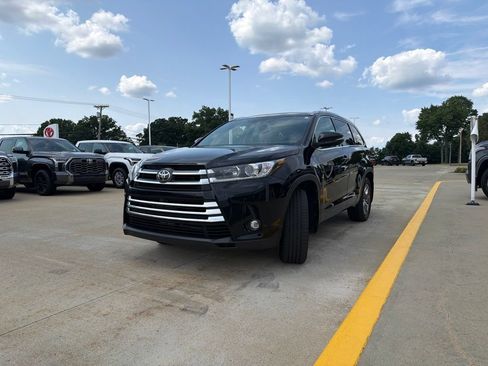 Used 2019 Toyota Highlander Limited Platinum AWD/4WD image 2