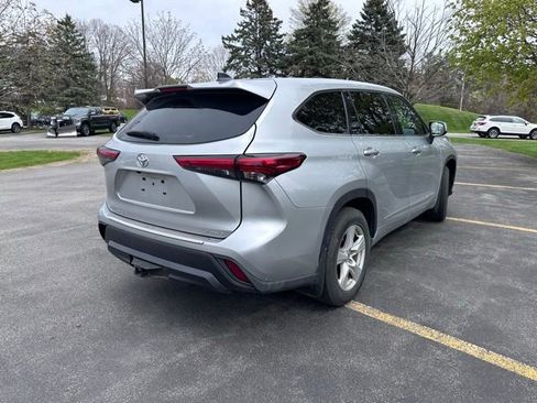Used 2022 Toyota Highlander LE AWD/4WD image 3
