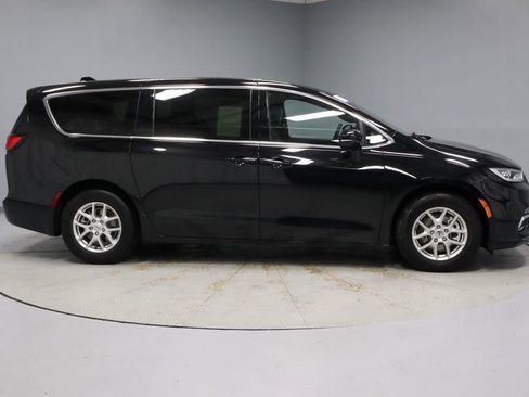 Used 2025 Chrysler Pacifica Select FWD image 12