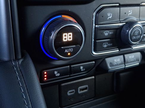 Used 2023 Chevrolet Tahoe Z71 w/ Luxury Package image 26