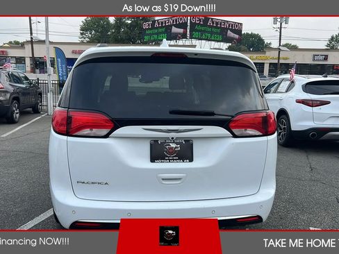 Used 2017 Chrysler Pacifica Touring-L FWD image 4