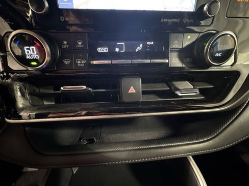 Used 2021 Toyota Highlander XLE AWD/4WD image 26