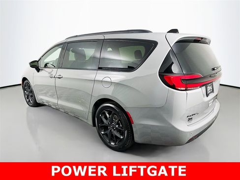 Used 2025 Chrysler Pacifica Limited image 9