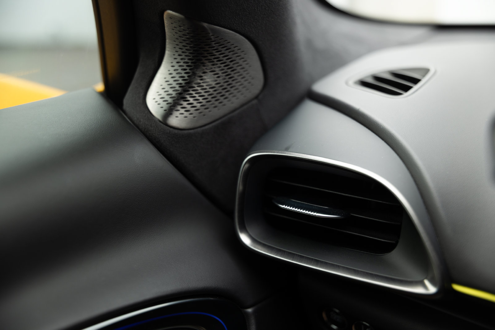 Used 2023 McLaren Artura RWD image 31
