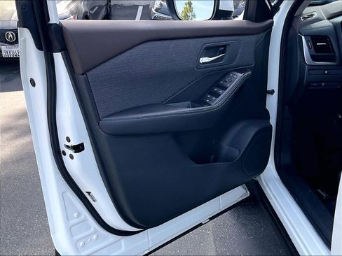 Used 2023 Nissan Rogue SV image 24