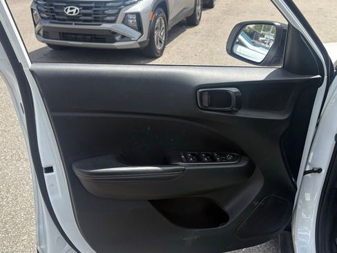 Used 2023 Hyundai Venue Limited FWD image 10