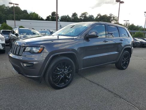 Used 2018 Jeep Grand Cherokee Altitude RWD image 3