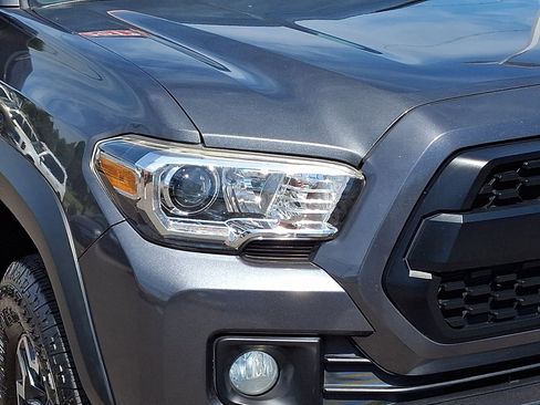 Used 2017 Toyota Tacoma TRD Off-Road w/ Tow Package (A/T) AWD/4WD image 9