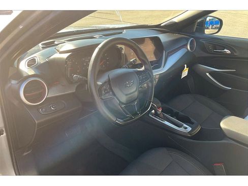 Used 2025 Chevrolet Trax RS w/ Sunroof Package image 16