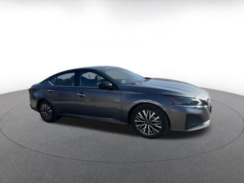 Used 2025 Nissan Altima 2.5 SV FWD image 2