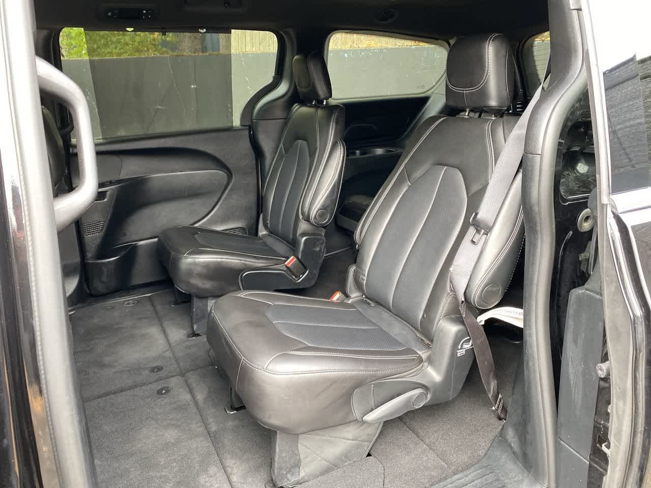 Used 2025 Chrysler Pacifica Select FWD image 15