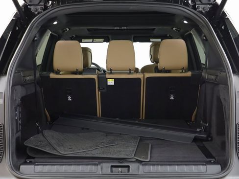 Used 2025 Land Rover Discovery Dynamic SE image 19