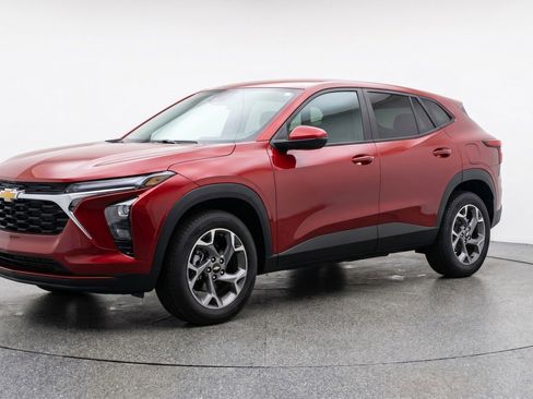 Used 2025 Chevrolet Trax LT FWD image 3