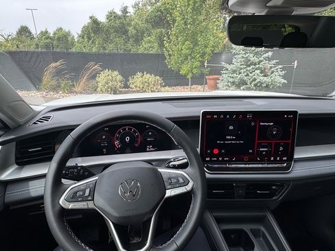 New 2025 Volkswagen Tiguan SE image 25