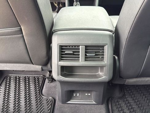 Used 2022 Volkswagen Atlas Cross Sport SE image 24