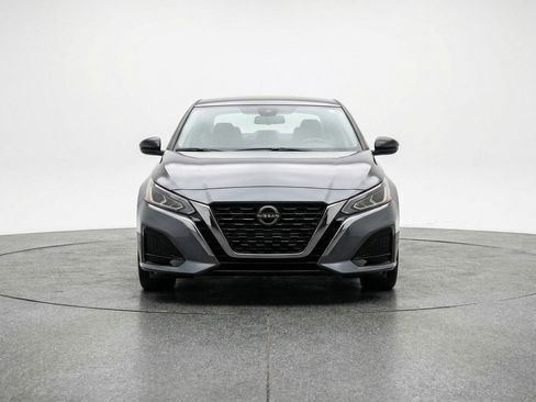 Used 2025 Nissan Altima 2.5 SV FWD image 2