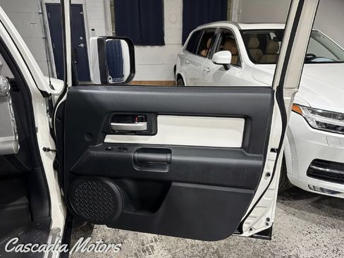 Used 2010 Toyota FJ Cruiser 4WD image 21